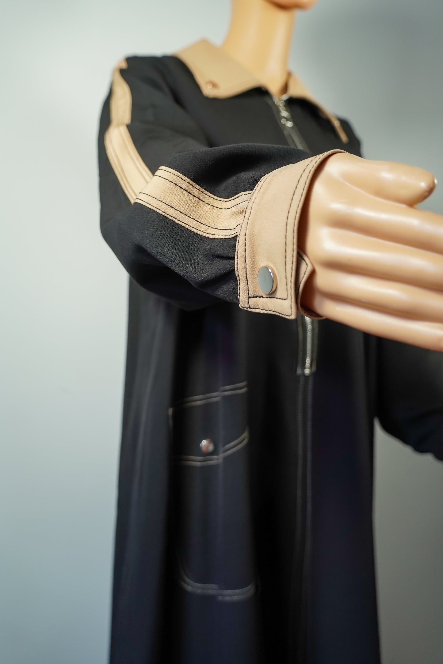 Robe longue noire à empiècements beiges et zip frontal