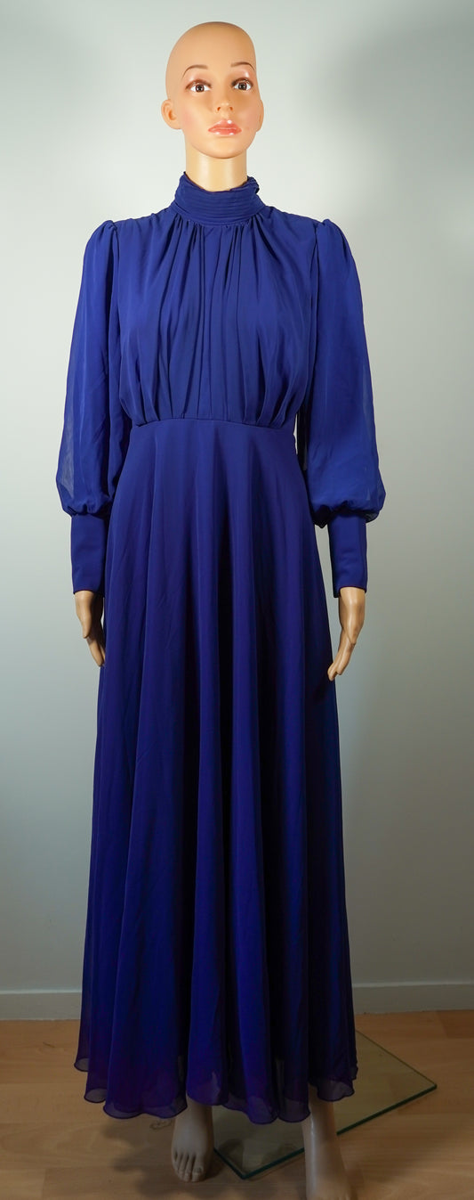 Robe longue bleu roi à col montant et manches bouffantes