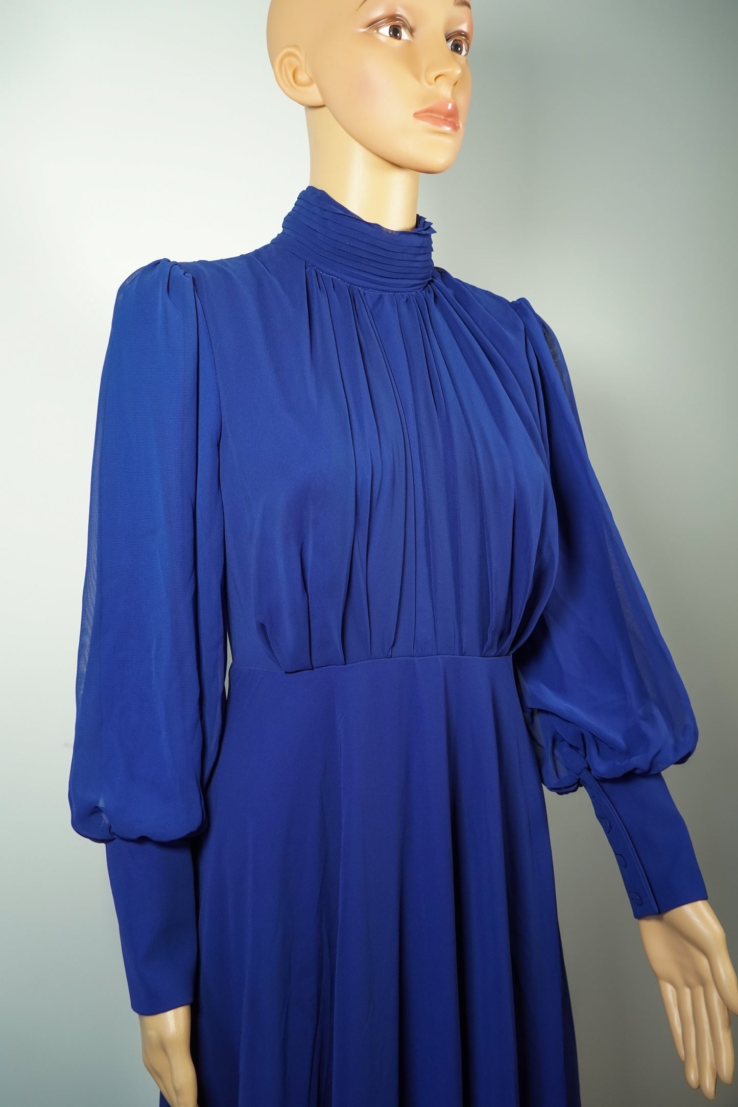 Robe longue bleu roi à col montant et manches bouffantes