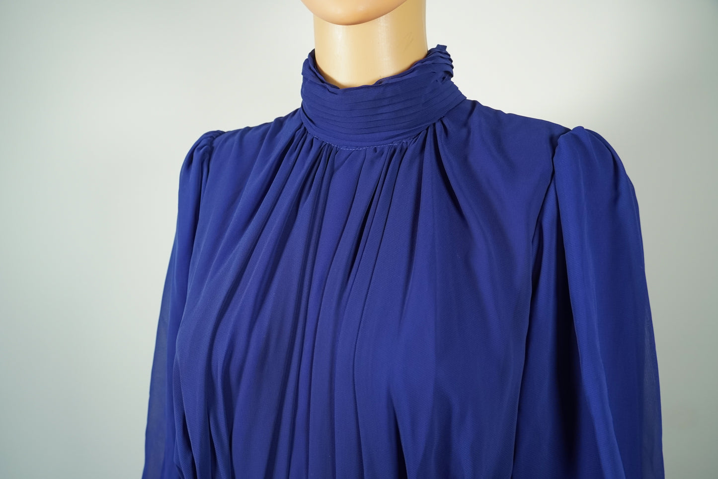 Robe longue bleu roi à col montant et manches bouffantes