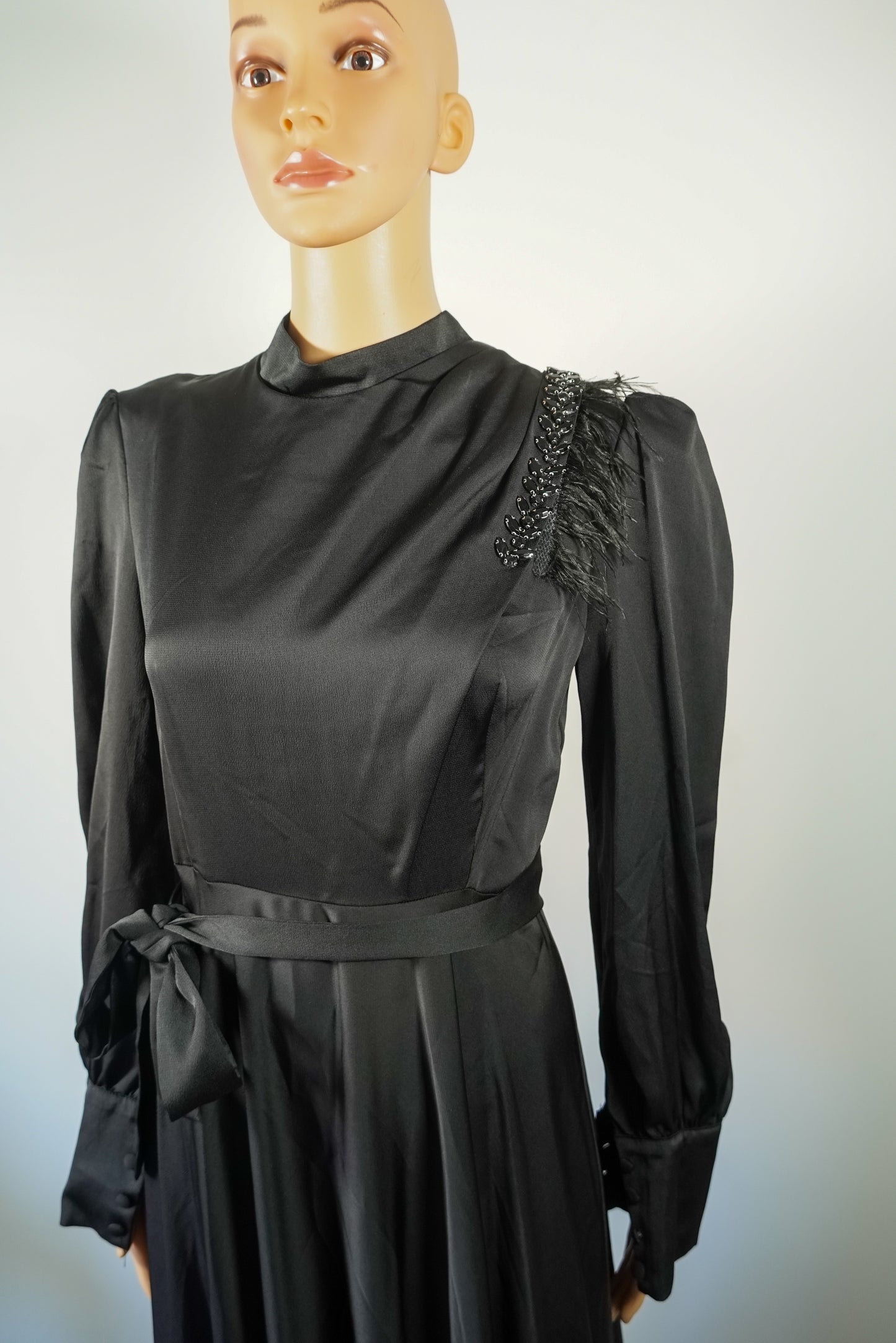 Robe longue noire en satin avec broderie d’épaule et nœud à la taille
