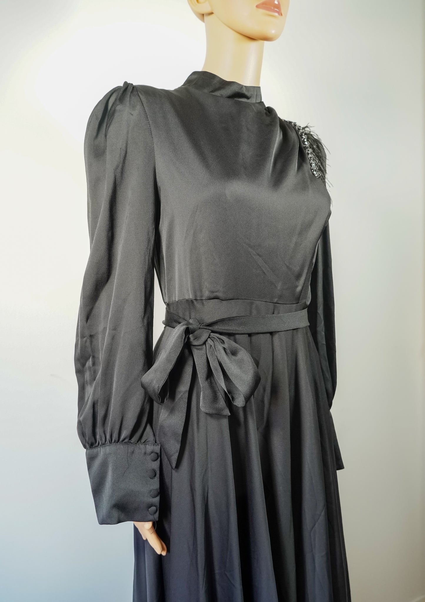 Robe longue noire en satin avec broderie d’épaule et nœud à la taille