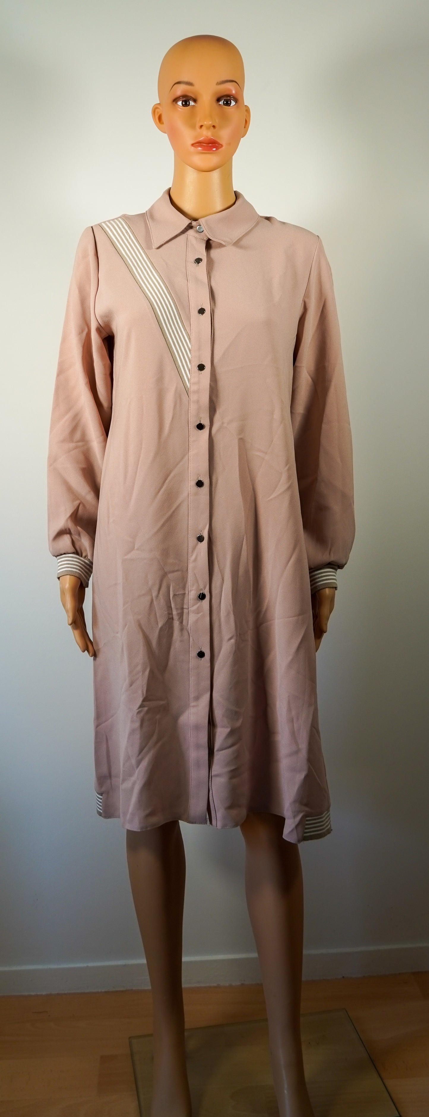 Robe chemise rose poudré à détails rayés