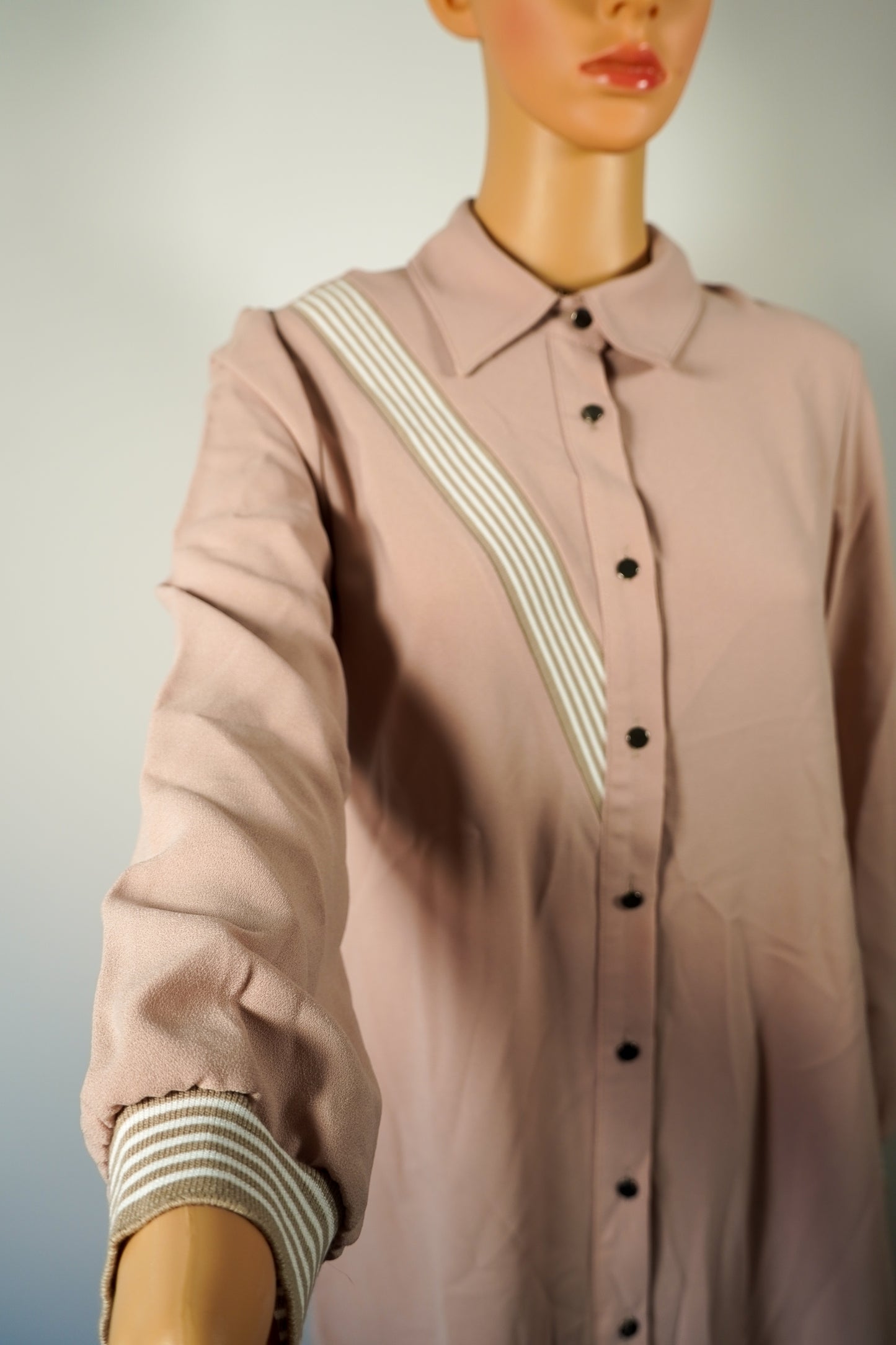 Robe chemise rose poudré à détails rayés