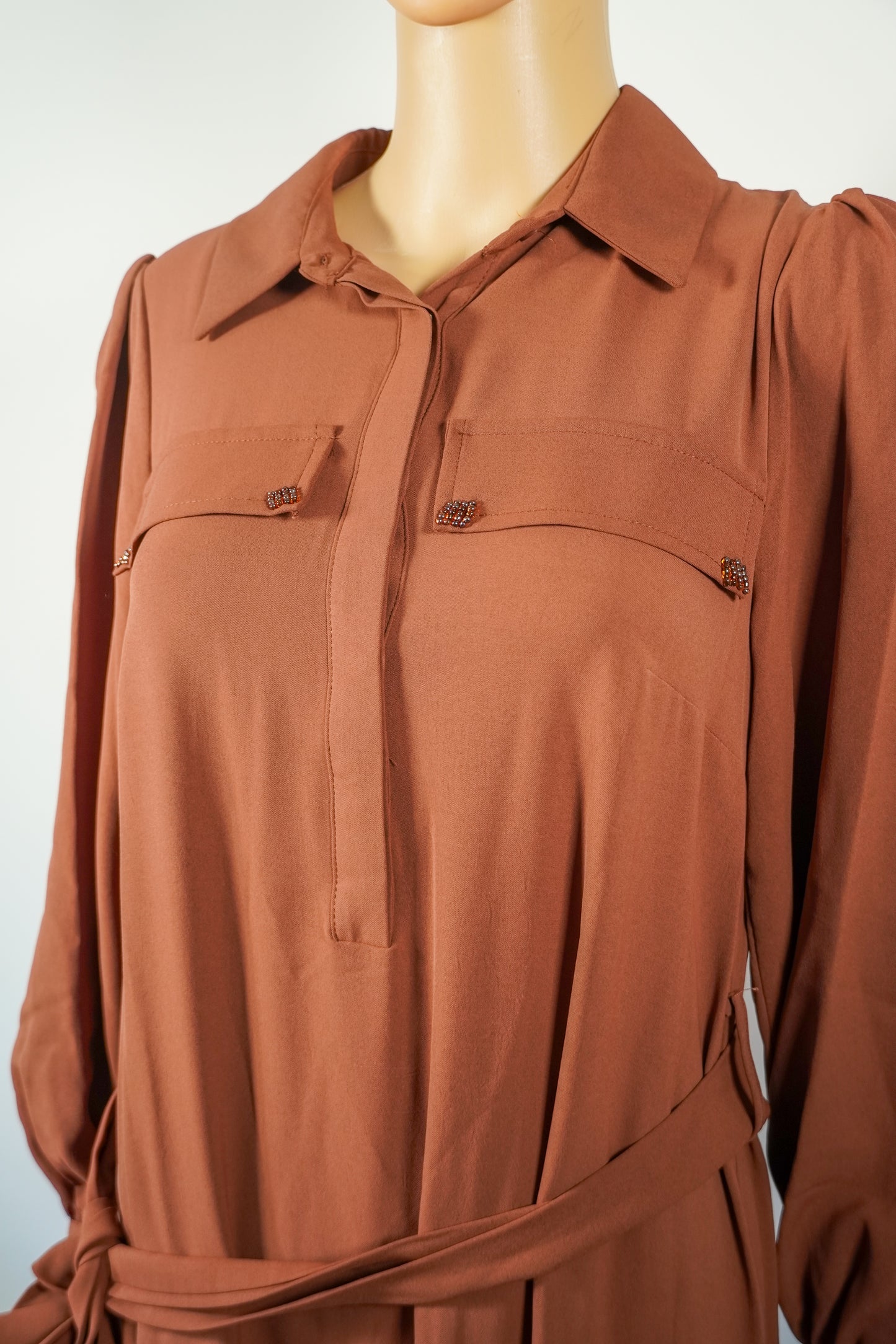 Kemerli uzun kahverengi elbise