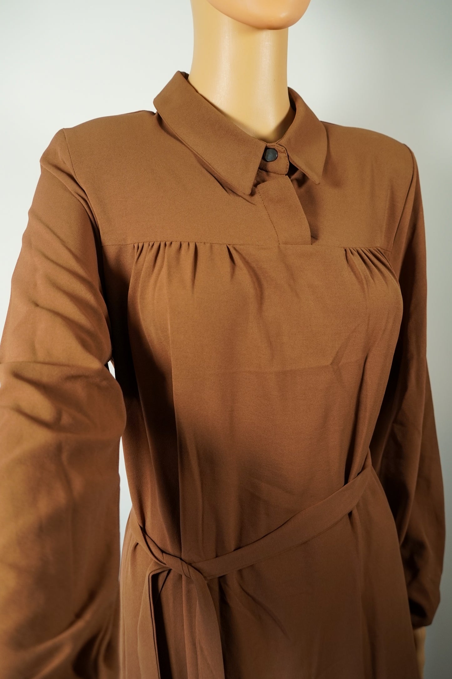 Kemerli uzun kahverengi gömlek elbise