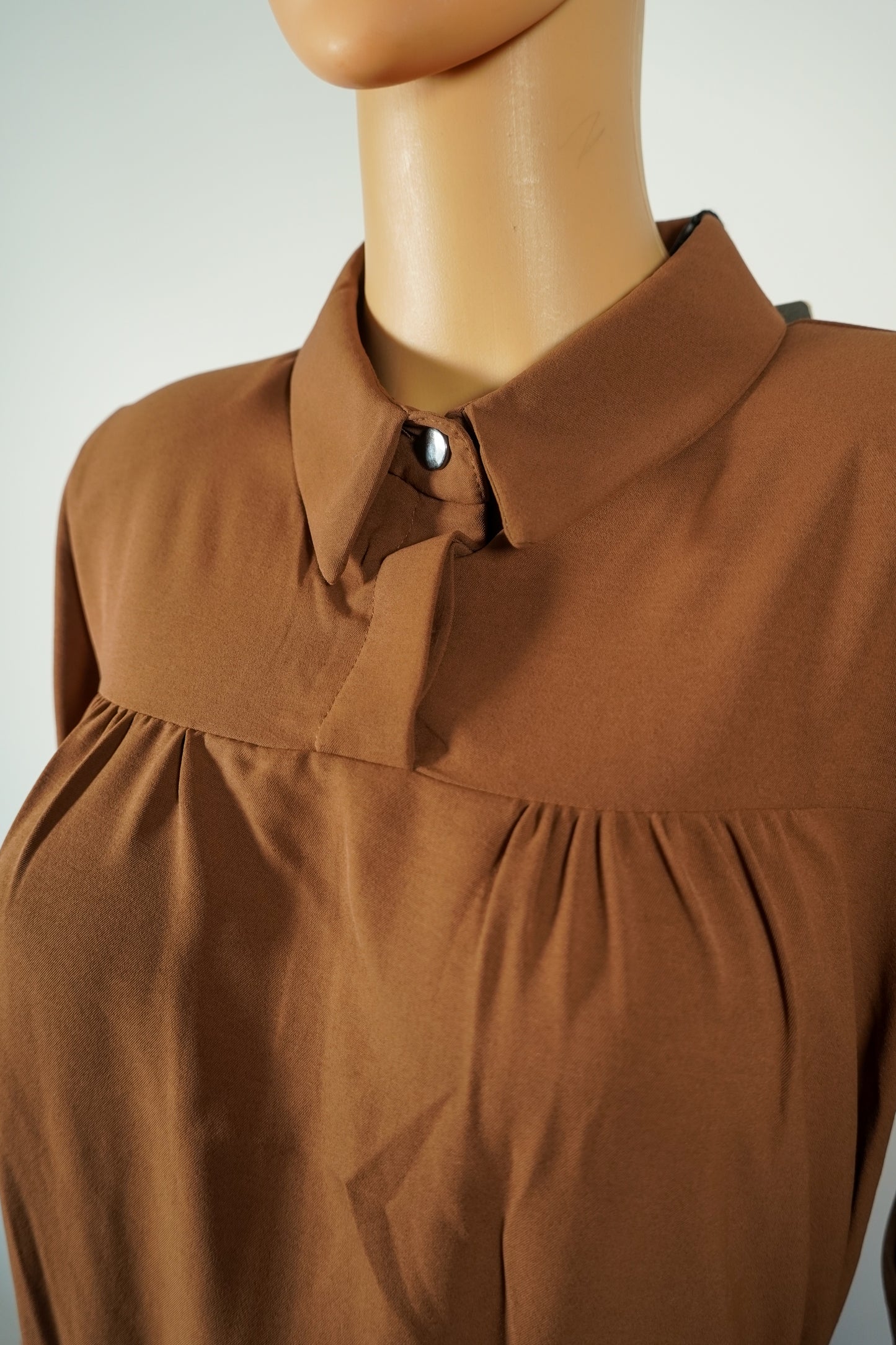 Kemerli uzun kahverengi gömlek elbise