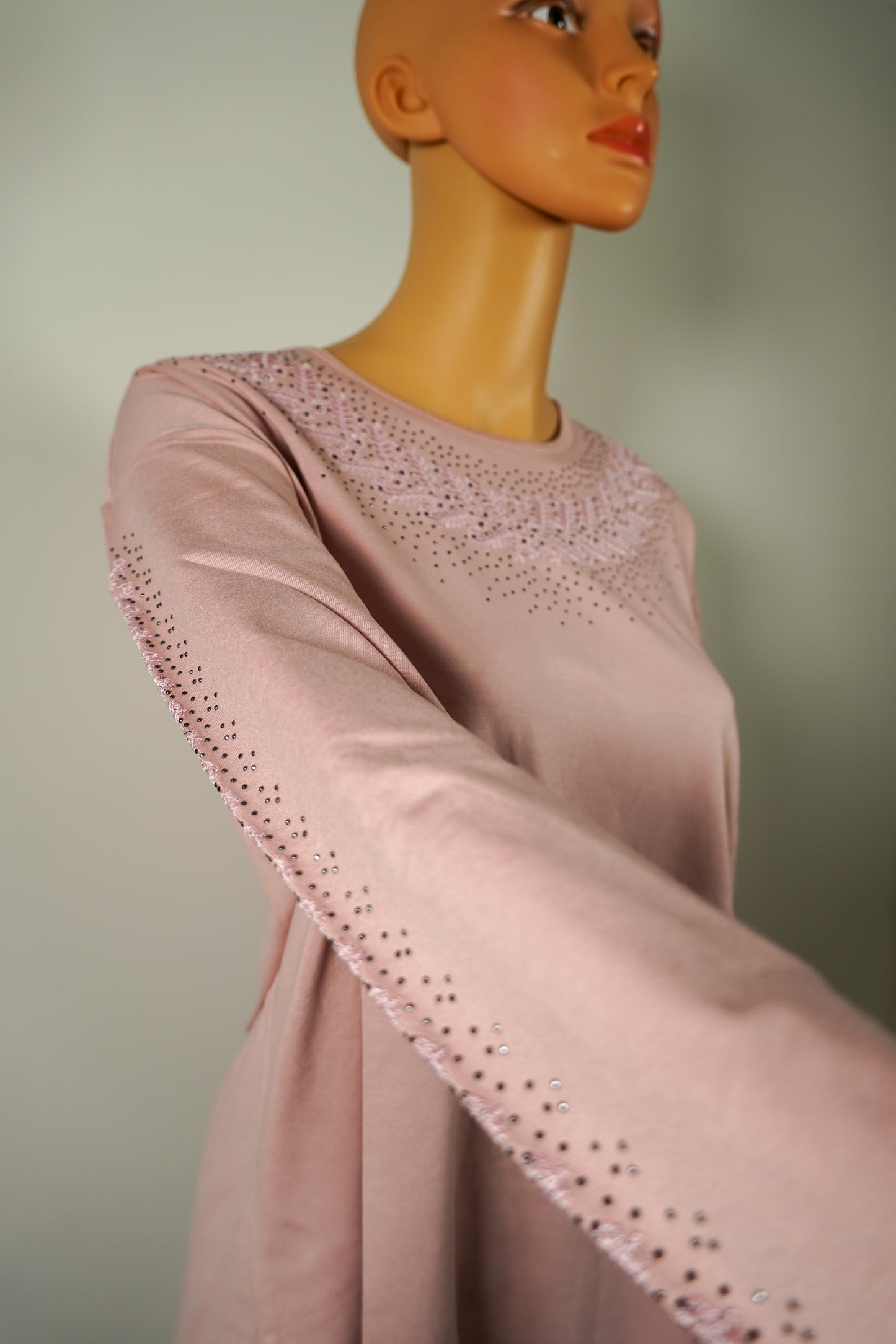 Haut ample rose poudré orné de strass et broderies