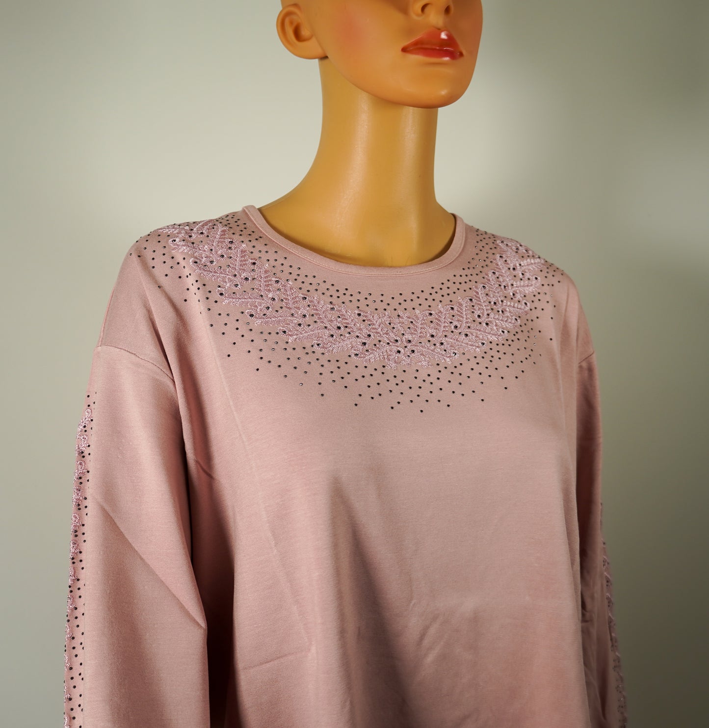 Haut ample rose poudré orné de strass et broderies
