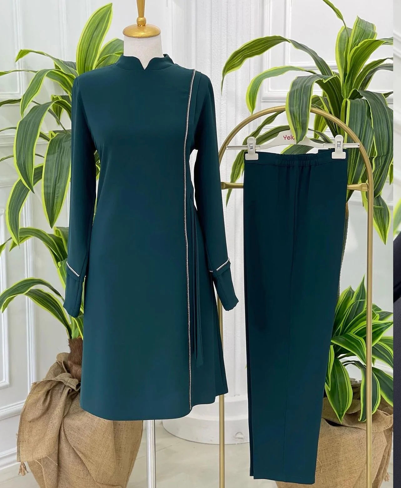 Ensemble tunique et pantalon vert émeraude avec détail strassé
